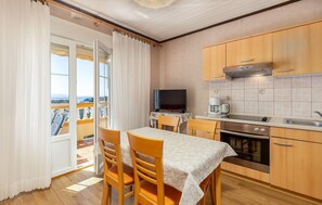 Fridge, oven, stovetop, coffee/tea maker