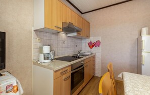 Fridge, oven, stovetop, coffee/tea maker