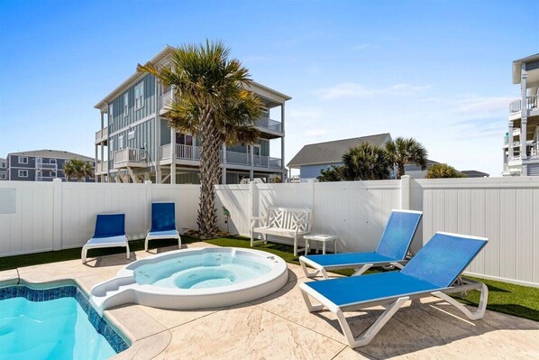 Una piscina al aire libre, una piscina climatizada