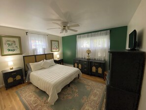 4 bedrooms, desk, iron/ironing board, travel cot