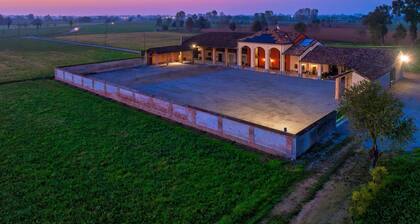 5) Spacious Apartment in Agriturismo with Two Terraces and Panoramic View