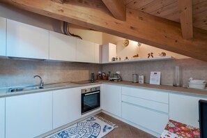 Private kitchen - 5) Spacious Apartment in Agriturismo with Two Terraces and Panoramic View (Pralboino)