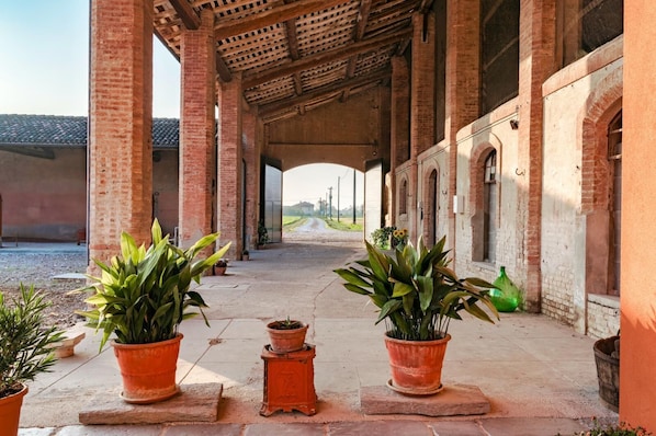 Property grounds - 5) Spacious Apartment in Agriturismo with Two Terraces and Panoramic View (Pralboino)