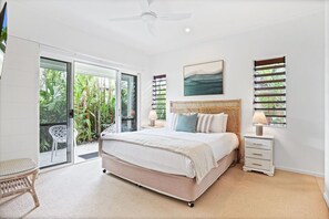 3 bedrooms, iron/ironing board, travel cot, free WiFi - Sunhaven at Palm Cove - Charming Palm Cove Family Retreat with Private Pool & Outdoor Dining - 5 minute walk to the Beach & Esplanade (Palm Cove)