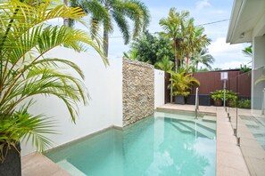 Pool - Sunhaven at Palm Cove - Charming Palm Cove Family Retreat with Private Pool & Outdoor Dining - 5 minute walk to the Beach & Esplanade (Palm Cove)