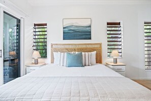 3 bedrooms, iron/ironing board, travel cot, free WiFi - Sunhaven at Palm Cove - Charming Palm Cove Family Retreat with Private Pool & Outdoor Dining - 5 minute walk to the Beach & Esplanade (Palm Cove)