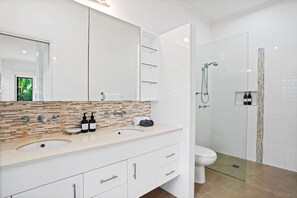 Hair dryer, towels - Sunhaven at Palm Cove - Charming Palm Cove Family Retreat with Private Pool & Outdoor Dining - 5 minute walk to the Beach & Esplanade (Palm Cove)