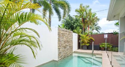 Sunhaven at Palm Cove - Charming Palm Cove Family Retreat with Private Pool & Outdoor Dining - 5 minute walk to the Beach & Esplanade