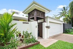 Exterior - Sunhaven at Palm Cove - Charming Palm Cove Family Retreat with Private Pool & Outdoor Dining - 5 minute walk to the Beach & Esplanade (Palm Cove)