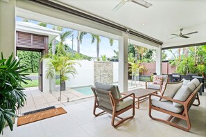 Terrace/patio - Sunhaven at Palm Cove - Charming Palm Cove Family Retreat with Private Pool & Outdoor Dining - 5 minute walk to the Beach & Esplanade (Palm Cove)
