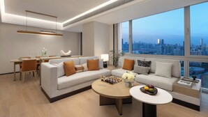 ห้องพรีเมียร์, 3 ห้องนอน | ห้องนั่งเล่น | ทีวีจอแอลซีดี 50 นิ้ว พร้อมช่องเคเบิล