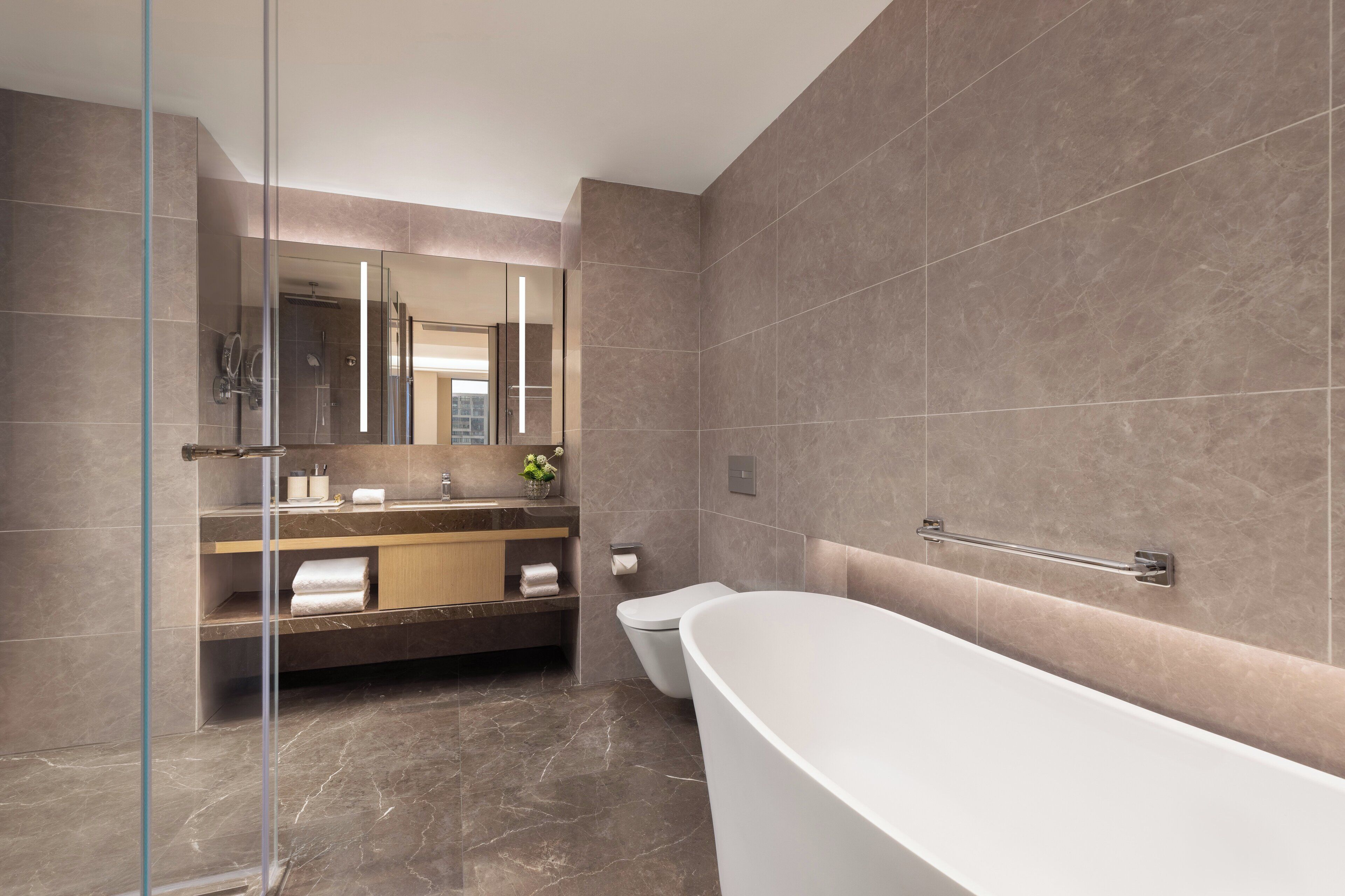 Executive Apartment, 1 Bedroom | Bathroom | Free toiletries, hair dryer, bathrobes, slippers