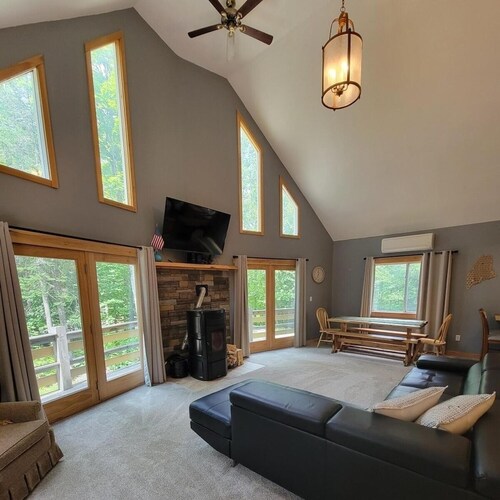 Spacious 4-bedroom house w/Hot Tub near Sugarloaf with AC, WiFi, bonus room