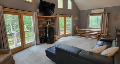 Spacious 4-bedroom house w/Hot Tub near Sugarloaf with AC, WiFi, bonus room