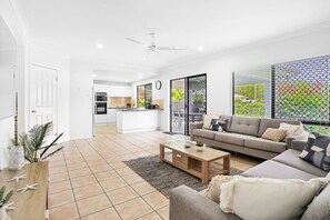 Smart TV - Stunning Palm Cove Family Oasis with Private Pool & Outdoor Dining (Palm Cove)