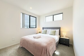 4 bedrooms, free WiFi, bed sheets - Brand New 4 Bedroom Retreat in South Auckland (Auckland)
