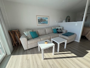 Smart TV - Oceanfront Beach Walkout Studio – Cozy & Convenient in North Ocean City (Ocean City)