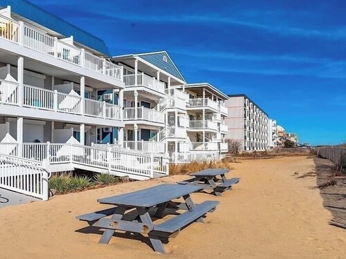 Oceanfront Beach Walkout Studio – Cozy & Convenient in North Ocean City