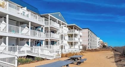 Oceanfront Beach Walkout Studio – Cozy & Convenient in North Ocean City