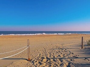 On the beach - Oceanfront Beach Walkout Studio – Cozy & Convenient in North Ocean City (Ocean City)