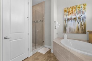 Douche, baignoire à remous, séchoir à cheveux, serviettes fournies