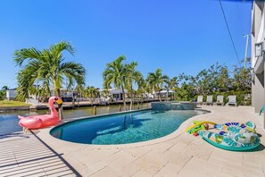 حمّام سباحة مُدفَّأ