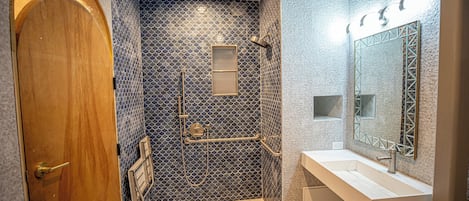 Doccia, asciugacapelli, asciugamani, sapone