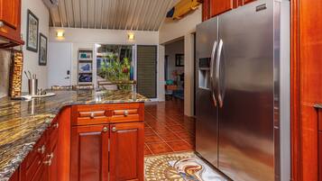 Kylskåp, mikrovågsugn, ugn och spishäll