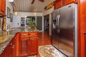 Kylskåp, mikrovågsugn, ugn och spishäll