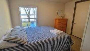 3 chambres, bureau, fer et planche à repasser, lit parapluie