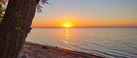 Nära stranden, solstolar och strandhanddukar