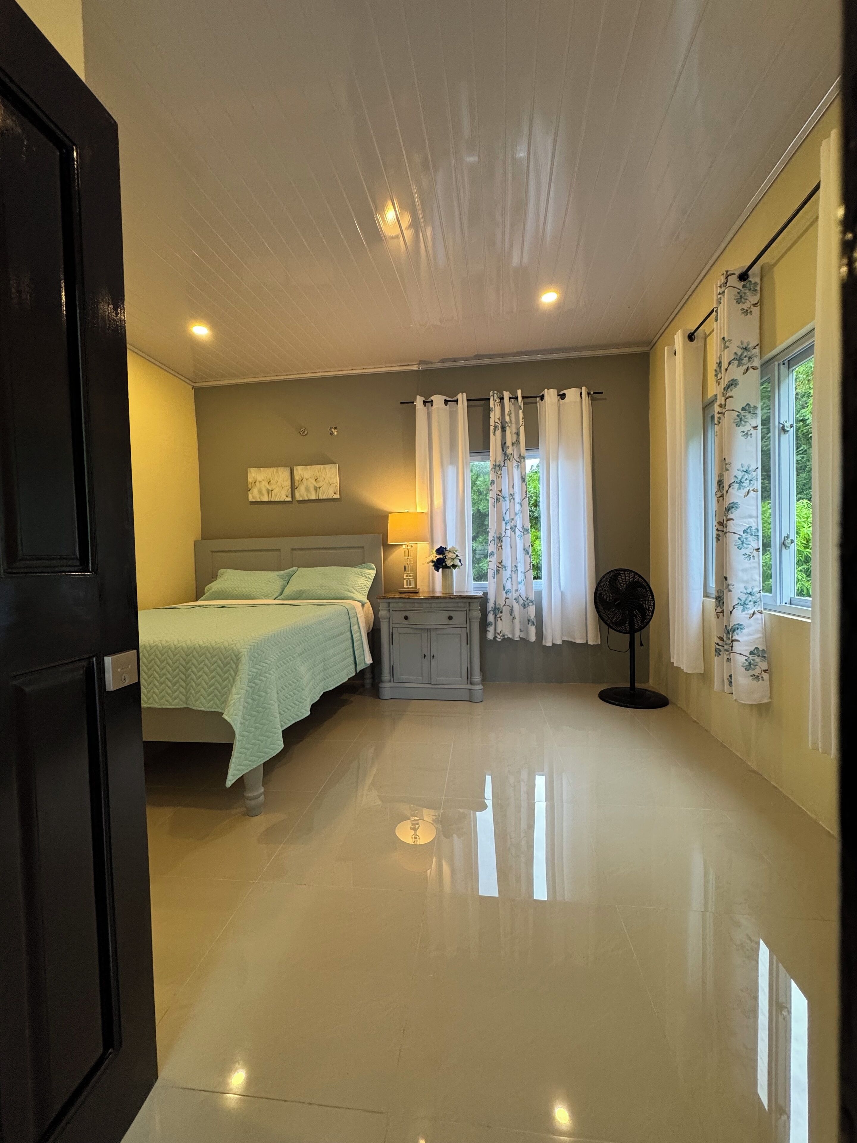 3 habitaciones, tabla de planchar con plancha, wifi y ropa de cama 