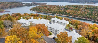 Cmty Outdoor Pool!Lake Access Bungalow with Boat Slip, Mini Golf & Free Daily Attraction Tickets