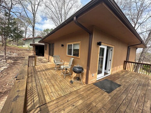 Cozy cabin in serene Bella Vista with WiFi and AC