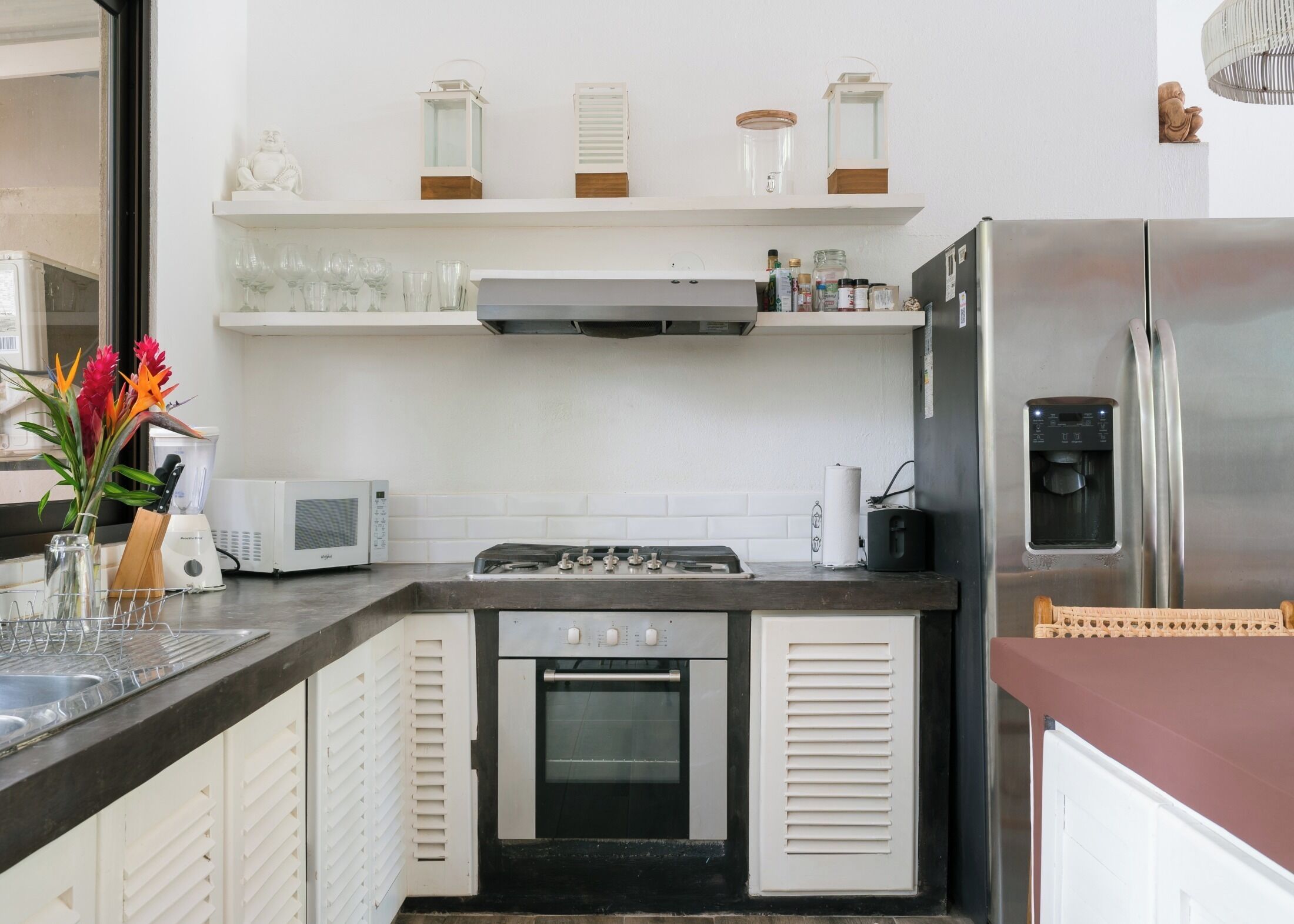 Een koelkast, een microgolfoven, een oven, een kookplaat