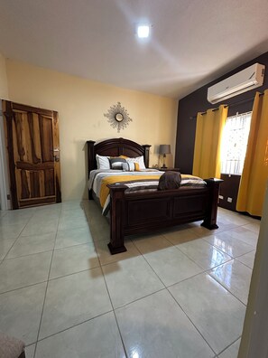 2 bedrooms, desk, iron/ironing board, free WiFi - Hidden Gem Emerald in Buff Bay, (Buff Bay)