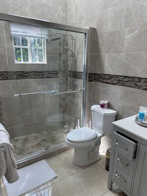 Dusche, Haartrockner, Handtücher, Seife