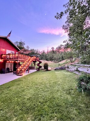Property grounds - Charming home w/jacuzzi, hiking trails, games, near sandy beaches in Bass Lake! (Bass Lake)