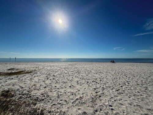 TropiCasa : Pool, Bikes & Near the Beach • 2 Bed / 2 Bath • Sofabed