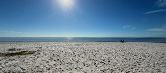 TropiCasa : Pool, Bikes & Near the Beach • 2 Bed / 2 Bath • Sofabed