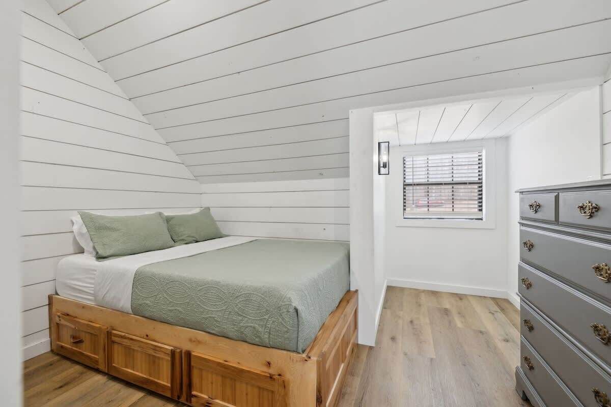 4 habitaciones, escritorio y tabla de planchar con plancha 