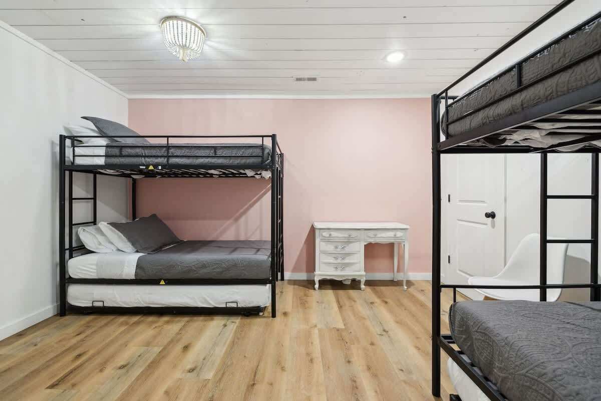 4 bedrooms, desk, iron/ironing board, travel crib