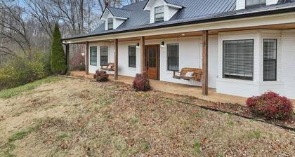 Fox Haven Retreat-Modern Cabin- Acres of priv land
