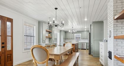 Fox Haven Retreat-Modern Cabin-Acres of Priv Land