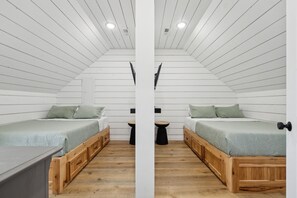 4 dormitoris, escriptori i planxa i posts de planxar 