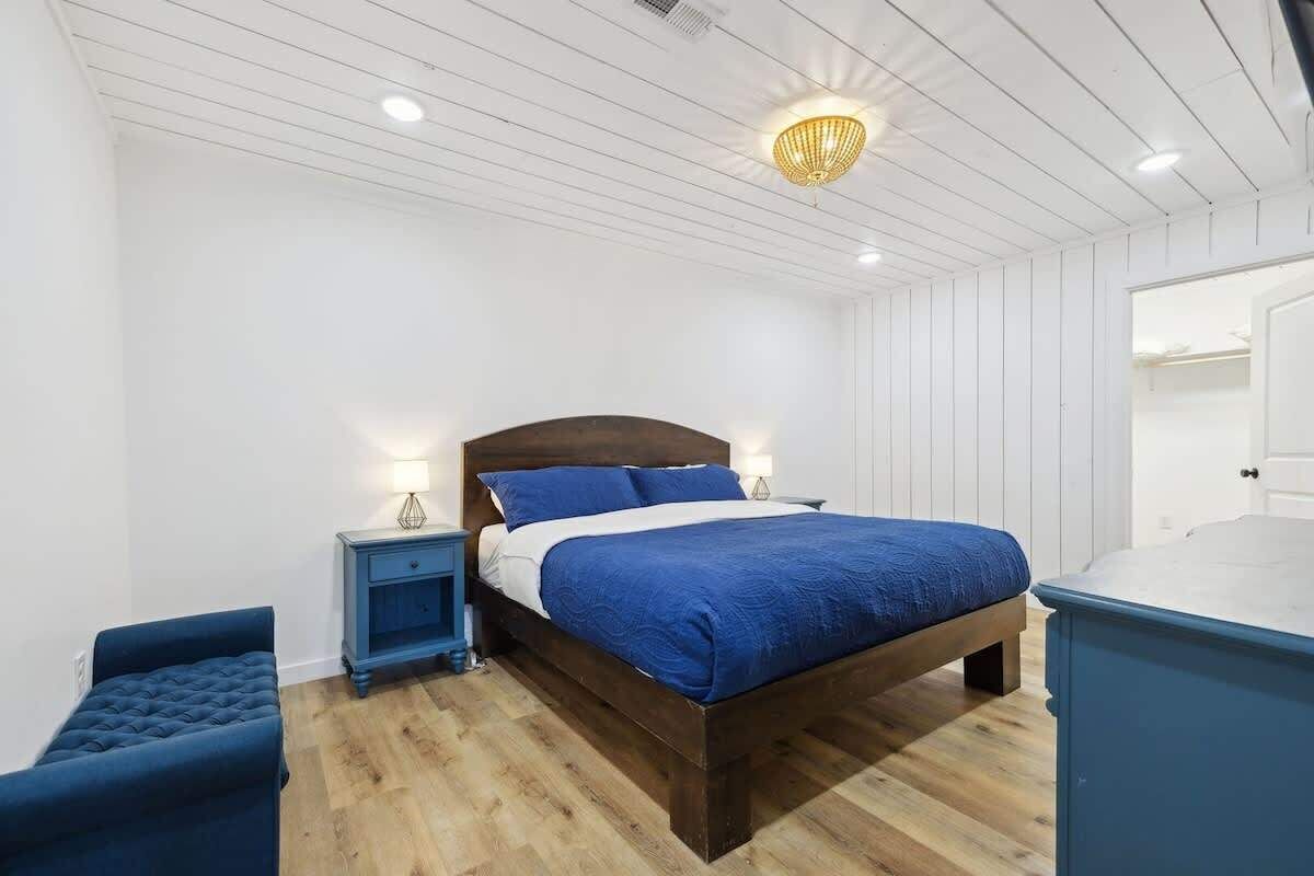 4 slaapkamers, een bureau, een strijkplank/strijkijzer, reisbedje