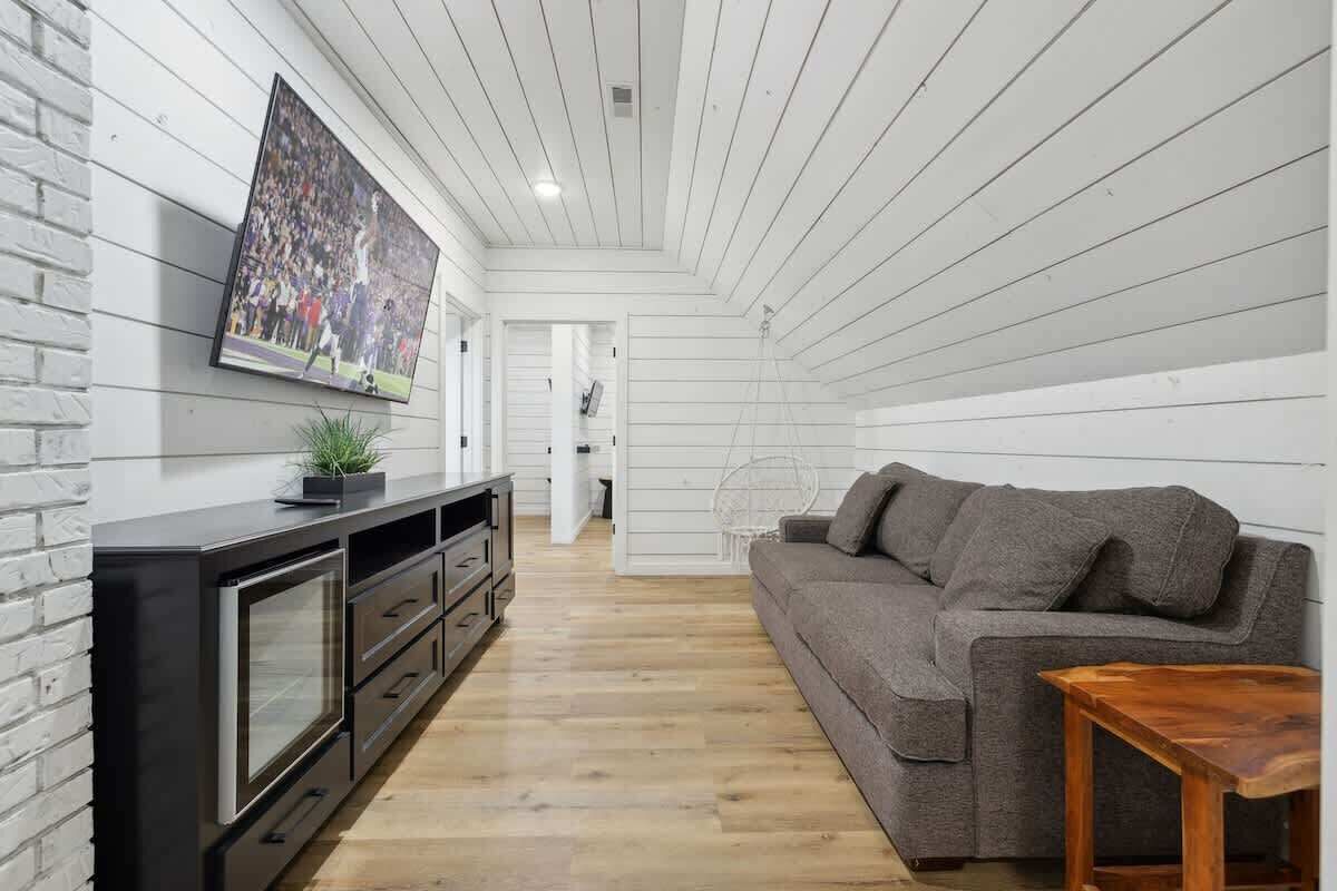 Smart TV, fireplace, offices