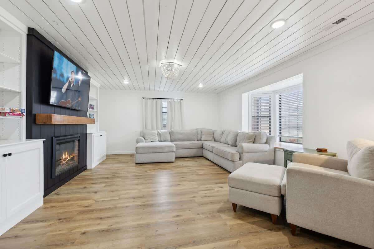 Smart TV, chimenea, oficina