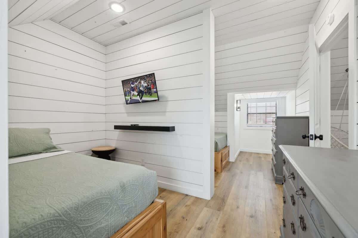 4 bedrooms, desk, iron/ironing board, travel cot