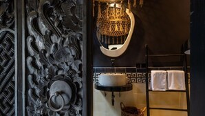 Deluxe King Or Twin With Bathtub | バスルーム | シャワー、タオル、石鹸、シャンプー